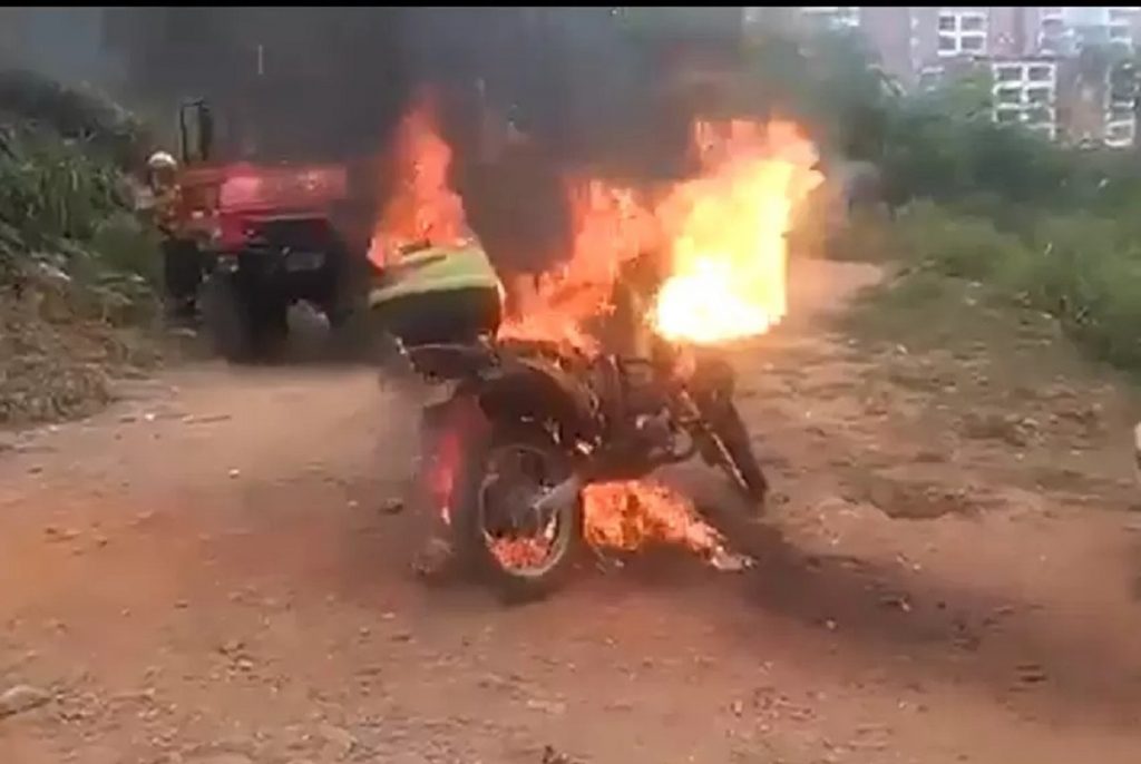 Motocicleta de la Policía de Cali fue incinerada durante una emergencia