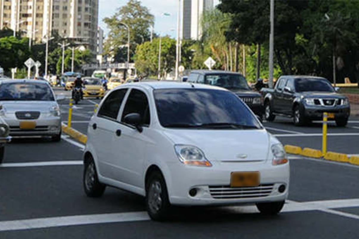 Polémica tras sanciones por uso de polarizado en carros sin tener permiso