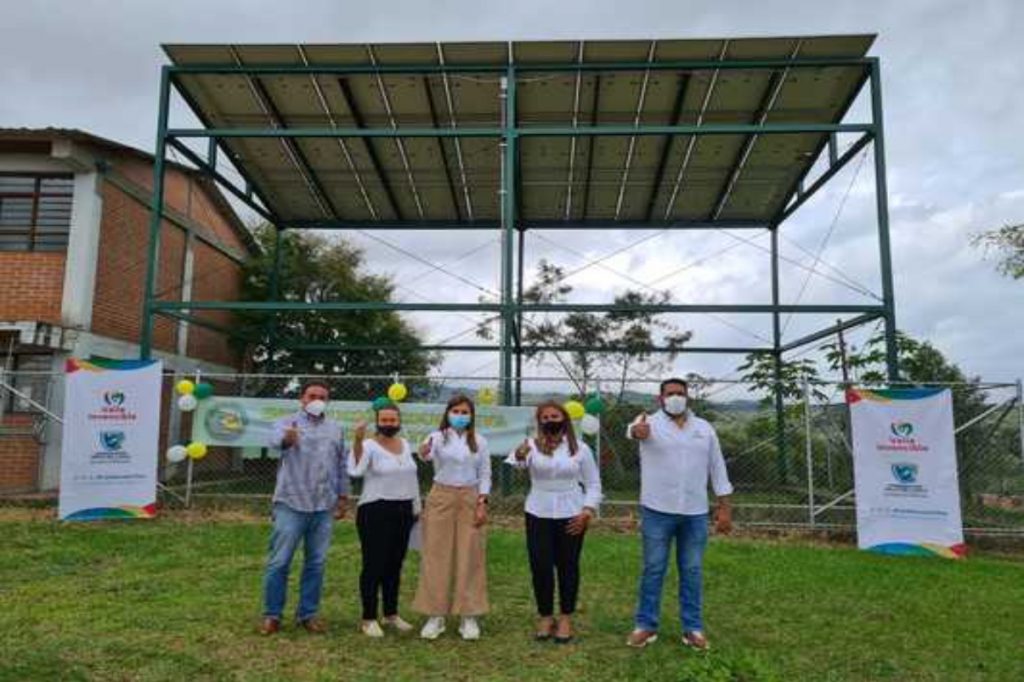 Proyecto de paneles solares instalado en institución educativa de Dagua