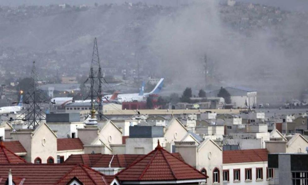 Más de 40 muertos y 100 heridos por explosiones en aeropuerto de Kabul