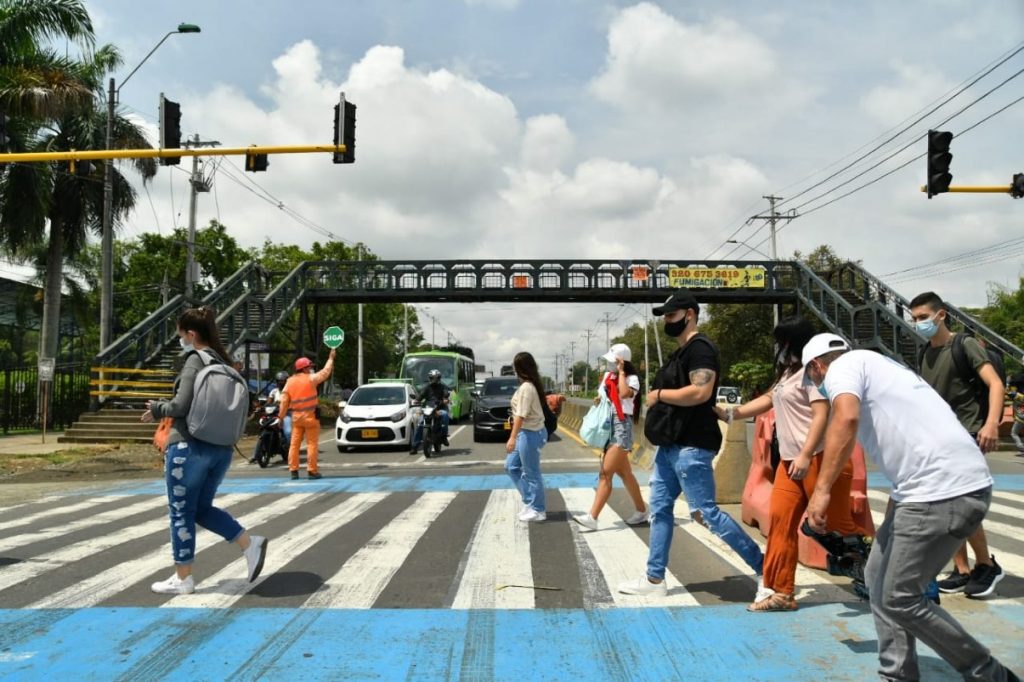 Algunos sectores rechazan el retiro del puente peatonal frente a la Autónoma
