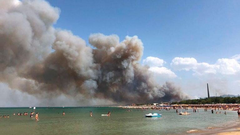 Pareja italiana enciende fuego en incendio apagado para hacerse un selfie
