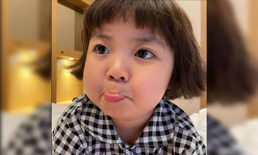 Ya no podrían utilizarse en WhatsApp los stickers de la niña coreana