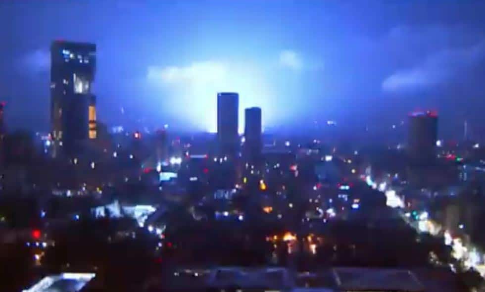 Videos: Impresionantes luces en cielo durante terremoto en México