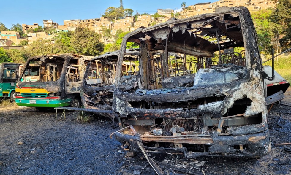Incendian cinco buses de transporte público tradicional en Cali