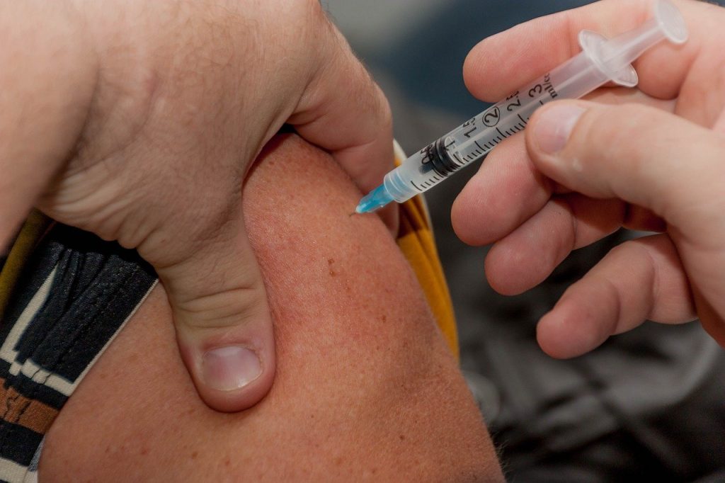 Aprueban tercera dosis de vacuna anticovid para mayores de 70 años
