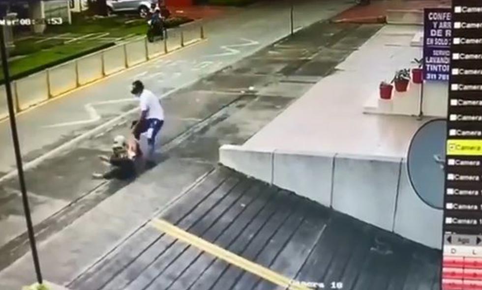Video: Ladrón persiguió a una mujer, la tiró al piso y despojó de su maletín