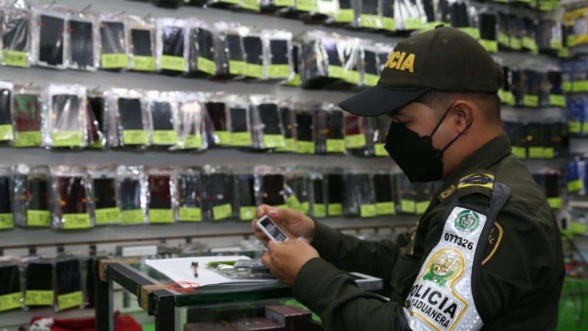 Incautan mercancía ilegal avaluada en 2.400 millones de pesos en el centro de Cali