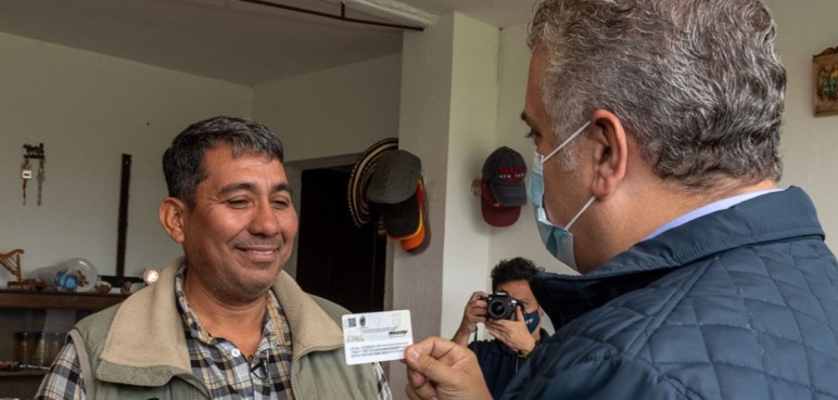 Venezolano recibe el primer permiso por protección temporal en Colombia