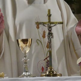 Recompensa por información de sacerdote acusado de abuso sexual en Cali