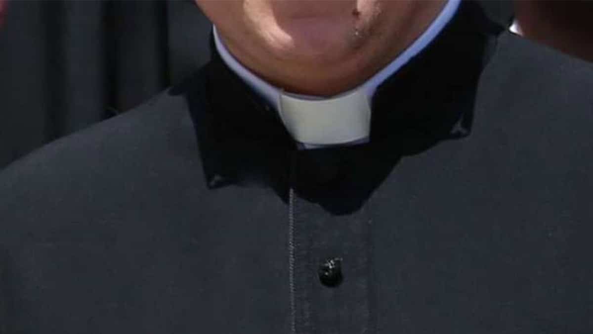 Recompensa por información de sacerdote acusado de abuso sexual en Cali