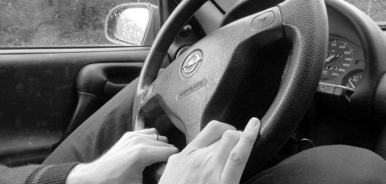 Mujeres denuncian agresiones de conductor de aplicación móvil