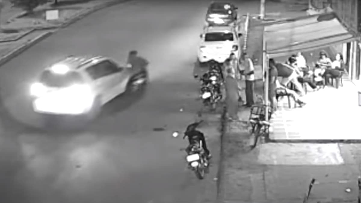 Video: motociclista fue arrollado por carro particular que huyó del sitio