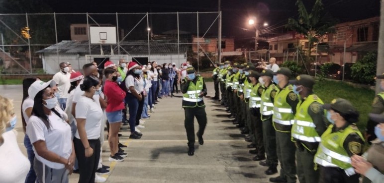 Policías se visten de Papá Noel y entregan regalos a niños al oriente de Cali