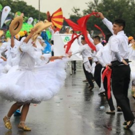Bajo la lluvia se vivió el carnaval del desfile de Cali Viejo