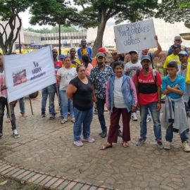 Carretilleros protestan frente al CAM: piden cambio de vehículos a gasolina