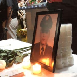 Comunidad hizo velatón en homenaje a patrullero asesinado en la comuna 13