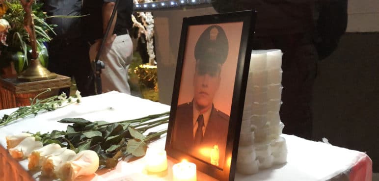 Comunidad hizo velatón en homenaje a patrullero asesinado en la comuna 13