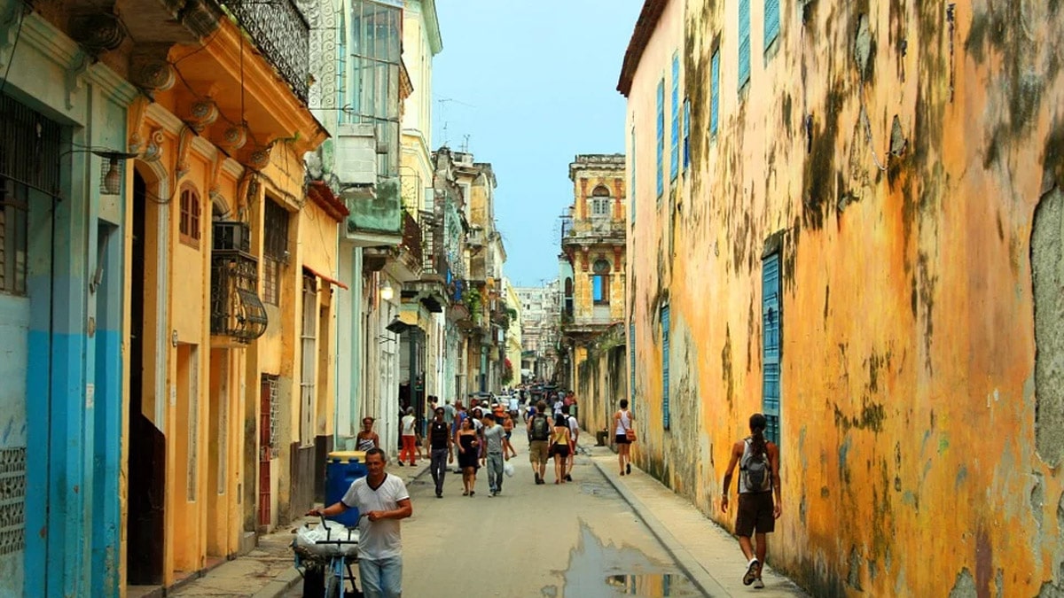Cuba tiene al 83% de su población vacunada con tres dosis contra el covid-19