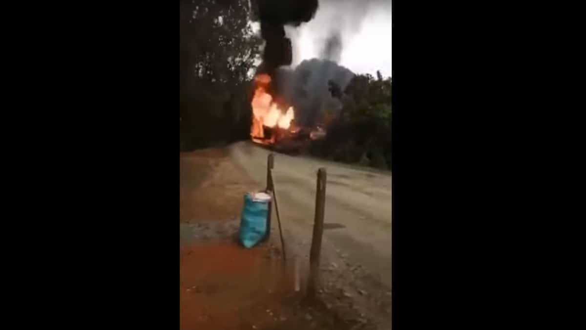 Dos vehículos que llevaban combustible fueron incinerados en el Cauca
