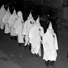 Polémica por disfraz de Ku Klux Klan en Escuela de Policía de Tuluá