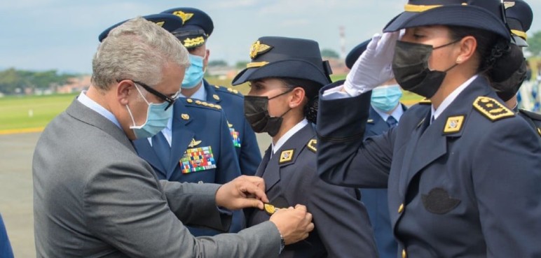 El presidente Duque entregó las “alas” a militares aviadores graduandos