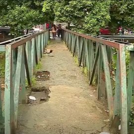 Anuncian intervención en deteriorado puente peatonal de Los Mangos