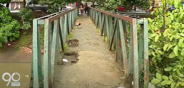 Anuncian intervención en deteriorado puente peatonal de Los Mangos