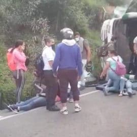 Accidente en el Kilómetro 11: bus intermunicipal se volcó en la Vía al Mar