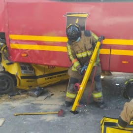 Aparatoso accidente: taxi quedó metido entre dos buses del Tansmilenio en Bogotá