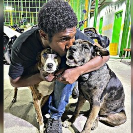 'Choco', el hombre en condición de calle que celebra el cumpleaños de sus perros