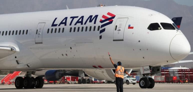 Contagios de covid-19 limitan operación de aerolínea LATAM en Colombia