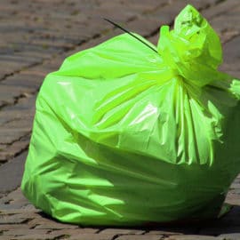 Los 'Fanáticos del reciclaje' sensibilizan sobre nuevo código de bolsas de basura