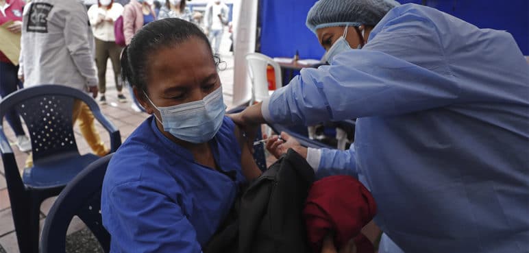 Ministro de Salud dice que ómicron ya es la variante dominante en Colombia
