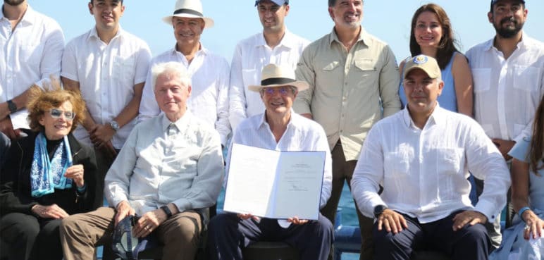 Duque participó en la firma de una nueva reserva marina de Galápagos