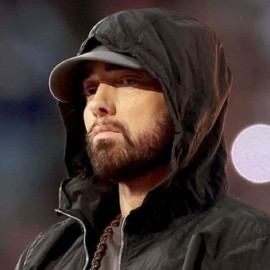 Eminem se arrodilla como símbolo de antirracismo en el Super Bowl