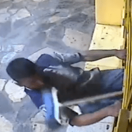 ¡A escobazos!: empleados de una panadería golpearon a un ladrón