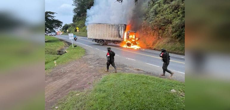 ELN quemó camión de alimentos en la vía entre Cali y Popayán