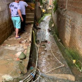 Habitantes de Alto Nápoles y Los Chorros denuncian problema de salubridad por aguas negras