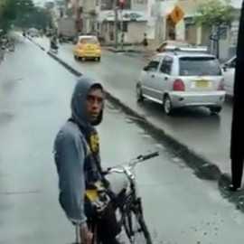 El insólito acto de un ciclista que invade el carril del MÍO, y además se enoja