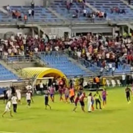 En video: fuerte agresión a jugadores del Unión Magdalena por sus hinchas