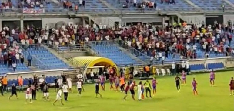 En video: fuerte agresión a jugadores del Unión Magdalena por sus hinchas