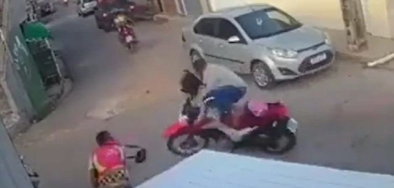 Video: Mototaxista golpea a ladrón con casco cuando robaba una moto
