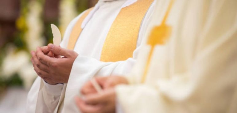 Se entregó sacerdote señalado de violar, embarazar y obligar a abortar a una niña