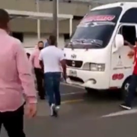 Video: una fuerte pelea entre conductores ocurrió en el aeropuerto