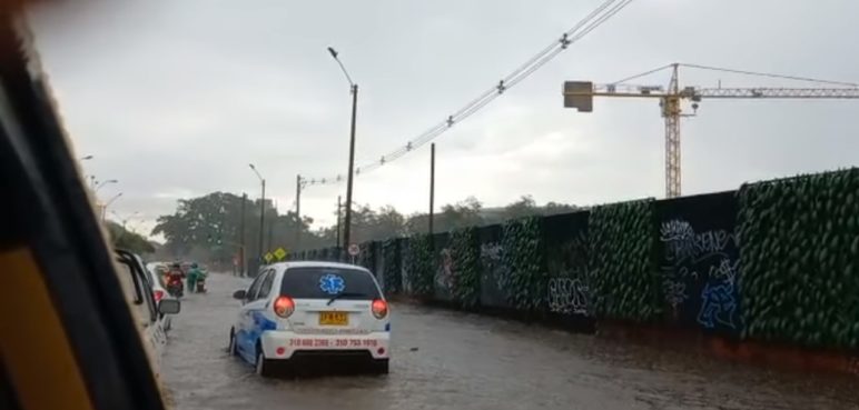 Fuertes lluvias en Cali dejaron vías inundadas y el tráfico colapsado