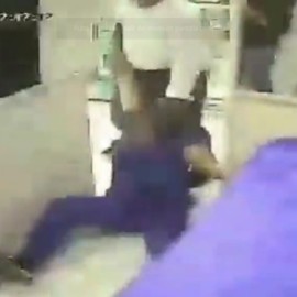 Video: trabajadora de una droguería se enfrentó a dos ladrones en Cali