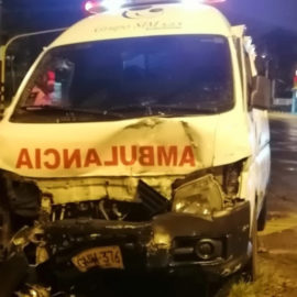 Aparatoso accidente entre ambulancia y carro particular en Cali dejó 4 lesionados
