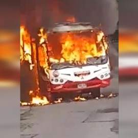 Bus intermunicipal fue incinerado por la guerrilla en vía Popayán-Coconuco