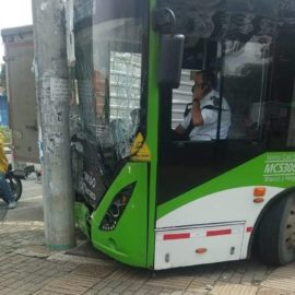 Bus del MÍO terminó contra un poste: fallas mecánicas serían la causante